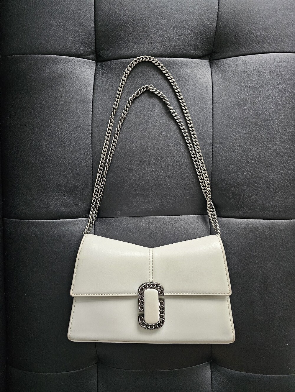 Authentic Marc Jacobs Elegant Shoulder Bag with Chain Strap - Picture 1 of 16